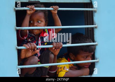 Inde / Tripura / Agartala - travailleurs migrants et membres de la famille à bord du Shramik Express, à destination de l'État indien de Bihar, lors d'un confinement national imposé par le gouvernement comme mesure préventive contre le COVID-19, à la frontière de Joipur, à cinq kilomètres d'Agartala. Capitale de l'État de Tripura, au nord-est de l'Inde. Banque D'Images