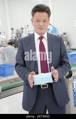 Le blanc Mesnil, France, mai 20th 2020 - pandémie de Covid-19. M. -Hsueh-Sheng-Wang, l'entrepreneur chinois d'Aubervilliers, possède la première usine de production de masques 'Made in Paris' Banque D'Images