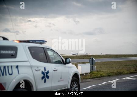 France / Ile-de-France (région) / Roissy - SMU les véhicules peuvent fonctionner dans toutes les zones de l'aéroport, y compris les voies de circulation des avions. L'aéroport de Roissy dispose d'un service médical d'urgence, l'EMS. Son rôle est de surveiller la santé des voyageurs, des membres d'équipage, du personnel au sol et de tous ceux qui passent par l'aéroport. Banque D'Images