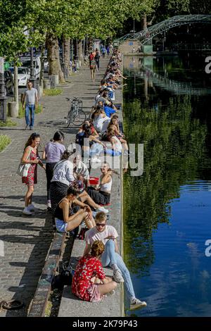 Paris un enfermement de nombreux péoles sur le canal Saint-Marin France, 20 mai 2020Â©Sébastien Muylaert/MAXPPP - Parisiens assis sur le bord du canal Saint-Martin, 10 jours aprÃ¨s l'assaillement, par le gouvernement, des mesures de confinement visiteurs à la propagation de la pandénie de virus par le coronavirus, 19. Paris, 20.05.2020 - Paris un verrouillage beaucoup de taupe sur le canal Saint-Marin France, 20 mai 2020 Banque D'Images