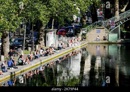 Paris un enfermement de nombreux péoles sur le canal Saint-Marin France, 20 mai 2020Â©Sébastien Muylaert/MAXPPP - Parisiens assis sur le bord du canal Saint-Martin, 10 jours aprÃ¨s l'assaillement, par le gouvernement, des mesures de confinement visiteurs à la propagation de la pandénie de virus par le coronavirus, 19. Paris, 20.05.2020 - Paris un verrouillage beaucoup de taupe sur le canal Saint-Marin France, 20 mai 2020 Banque D'Images