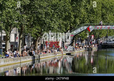 Paris un enfermement de nombreux péoles sur le canal Saint-Marin France, 20 mai 2020Â©Sébastien Muylaert/MAXPPP - Parisiens assis sur le bord du canal Saint-Martin, 10 jours aprÃ¨s l'assaillement, par le gouvernement, des mesures de confinement visiteurs à la propagation de la pandénie de virus par le coronavirus, 19. Paris, 20.05.2020 - Paris un verrouillage beaucoup de taupe sur le canal Saint-Marin France, 20 mai 2020 Banque D'Images