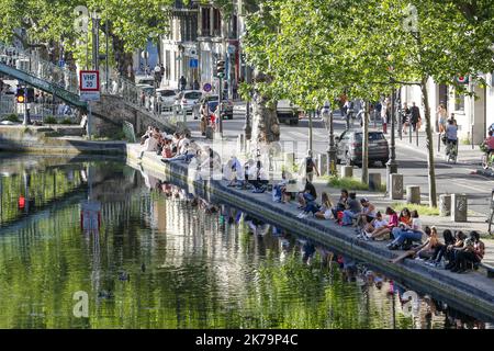 Paris un enfermement de nombreux péoles sur le canal Saint-Marin France, 20 mai 2020Â©Sébastien Muylaert/MAXPPP - Parisiens assis sur le bord du canal Saint-Martin, 10 jours aprÃ¨s l'assaillement, par le gouvernement, des mesures de confinement visiteurs à la propagation de la pandénie de virus par le coronavirus, 19. Paris, 20.05.2020 - Paris un verrouillage beaucoup de taupe sur le canal Saint-Marin France, 20 mai 2020 Banque D'Images