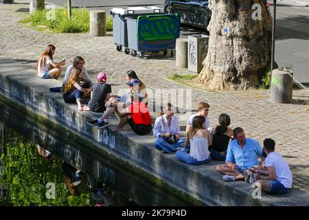 Paris un enfermement de nombreux péoles sur le canal Saint-Marin France, 20 mai 2020Â©Sébastien Muylaert/MAXPPP - Parisiens assis sur le bord du canal Saint-Martin, 10 jours aprÃ¨s l'assaillement, par le gouvernement, des mesures de confinement visiteurs à la propagation de la pandénie de virus par le coronavirus, 19. Paris, 20.05.2020 - Paris un verrouillage beaucoup de taupe sur le canal Saint-Marin France, 20 mai 2020 Banque D'Images