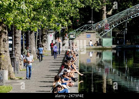 Paris un enfermement de nombreux péoles sur le canal Saint-Marin France, 20 mai 2020Â©Sébastien Muylaert/MAXPPP - Parisiens assis sur le bord du canal Saint-Martin, 10 jours aprÃ¨s l'assaillement, par le gouvernement, des mesures de confinement visiteurs à la propagation de la pandénie de virus par le coronavirus, 19. Paris, 20.05.2020 - Paris un verrouillage beaucoup de taupe sur le canal Saint-Marin France, 20 mai 2020 Banque D'Images