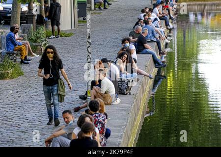Paris un enfermement de nombreux péoles sur le canal Saint-Marin France, 20 mai 2020Â©Sébastien Muylaert/MAXPPP - Parisiens assis sur le bord du canal Saint-Martin, 10 jours aprÃ¨s l'assaillement, par le gouvernement, des mesures de confinement visiteurs à la propagation de la pandénie de virus par le coronavirus, 19. Paris, 20.05.2020 - Paris un verrouillage beaucoup de taupe sur le canal Saint-Marin France, 20 mai 2020 Banque D'Images