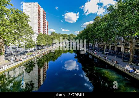 Paris un enfermement de nombreux péoles sur le canal Saint-Marin France, 20 mai 2020Â©Sébastien Muylaert/MAXPPP - Parisiens assis sur le bord du canal Saint-Martin, 10 jours aprÃ¨s l'assaillement, par le gouvernement, des mesures de confinement visiteurs à la propagation de la pandénie de virus par le coronavirus, 19. Paris, 20.05.2020 - Paris un verrouillage beaucoup de taupe sur le canal Saint-Marin France, 20 mai 2020 Banque D'Images