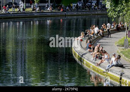 Paris un enfermement de nombreux péoles sur le canal Saint-Marin France, 20 mai 2020Â©Sébastien Muylaert/MAXPPP - Parisiens assis sur le bord du canal Saint-Martin, 10 jours aprÃ¨s l'assaillement, par le gouvernement, des mesures de confinement visiteurs à la propagation de la pandénie de virus par le coronavirus, 19. Paris, 20.05.2020 - Paris un verrouillage beaucoup de taupe sur le canal Saint-Marin France, 20 mai 2020 Banque D'Images