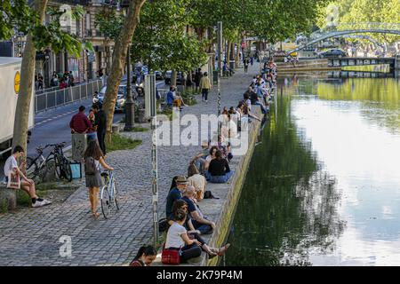 Paris un enfermement de nombreux péoles sur le canal Saint-Marin France, 20 mai 2020Â©Sébastien Muylaert/MAXPPP - Parisiens assis sur le bord du canal Saint-Martin, 10 jours aprÃ¨s l'assaillement, par le gouvernement, des mesures de confinement visiteurs à la propagation de la pandénie de virus par le coronavirus, 19. Paris, 20.05.2020 - Paris un verrouillage beaucoup de taupe sur le canal Saint-Marin France, 20 mai 2020 Banque D'Images