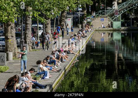 Paris un enfermement de nombreux péoles sur le canal Saint-Marin France, 20 mai 2020Â©Sébastien Muylaert/MAXPPP - Parisiens assis sur le bord du canal Saint-Martin, 10 jours aprÃ¨s l'assaillement, par le gouvernement, des mesures de confinement visiteurs à la propagation de la pandénie de virus par le coronavirus, 19. Paris, 20.05.2020 - Paris un verrouillage beaucoup de taupe sur le canal Saint-Marin France, 20 mai 2020 Banque D'Images