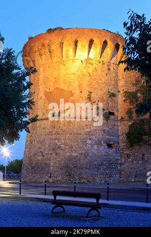 Bastion médiéval de Saint François à San Gimignano (Sienne), Italie à l'aube Banque D'Images