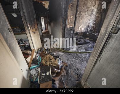 Une femme de 57 ans a été gravement brûlée par le feu dans son appartement, avenue du XXÃ¨me corps à Nancy. En début de matinée de lundi, un incendie accidentel s'est propagé en peu de temps dans l'hébergement comprenant deux pièces de 50 mètres carrés, situé 40 avenue du XXÃ¨me corps. Les pompiers sont rapidement intervenus au moyen d'une grande échelle pour secourir la résidente qui pendait sur son balcon pour échapper à la flamme, et pour contenir l'incendie, en utilisant deux tuyaux. L'appartement, qui comprenait deux chambres de 50 mètres carrés, a été complètement détruit par un incendie. Une femme de 57 ans a brûlé dans l'incendie de son apa Banque D'Images