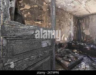 Une femme de 57 ans a été gravement brûlée par le feu dans son appartement, avenue du XXÃ¨me corps à Nancy. En début de matinée de lundi, un incendie accidentel s'est propagé en peu de temps dans l'hébergement comprenant deux pièces de 50 mètres carrés, situé 40 avenue du XXÃ¨me corps. Les pompiers sont rapidement intervenus au moyen d'une grande échelle pour secourir la résidente qui pendait sur son balcon pour échapper à la flamme, et pour contenir l'incendie, en utilisant deux tuyaux. L'appartement, qui comprenait deux chambres de 50 mètres carrés, a été complètement détruit par un incendie. Une femme de 57 ans a brûlé dans l'incendie de son apa Banque D'Images