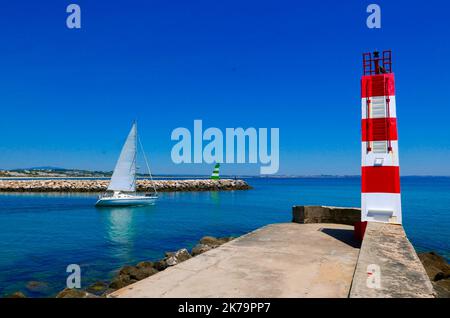 Lagos, Portugal le 22/05/2017 -/ COVID-19 : reprise de la navigation touristique et de plaisance prevue a part du 29 mai. Les marinas et port de plaisance se préparent à un diplôme de route en France et en Europe. Ici au Portugal les plaisanciers peuvent deja aller en mer, comme ici au Port de Lagos en Algarve, un voisin sortant du port./ COVID-19: Reprise du bateau touristique et de plaisance prévu à partir de 29 mai. Les marinas et le port de plaisance se préparent à rouvrir progressivement en France et en Europe. Ici, au Portugal, les plaisanciers peuvent déjà aller en mer, comme ici au port de Lagos en Algarve, un sai Banque D'Images