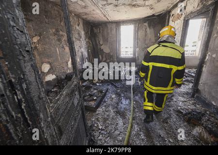 Une femme de 57 ans a été gravement brûlée par le feu dans son appartement, avenue du XXÃ¨me corps à Nancy. En début de matinée de lundi, un incendie accidentel s'est propagé en peu de temps dans l'hébergement comprenant deux pièces de 50 mètres carrés, situé 40 avenue du XXÃ¨me corps. Les pompiers sont rapidement intervenus au moyen d'une grande échelle pour secourir la résidente qui pendait sur son balcon pour échapper à la flamme, et pour contenir l'incendie, en utilisant deux tuyaux. L'appartement, qui comprenait deux chambres de 50 mètres carrés, a été complètement détruit par un incendie. Une femme de 57 ans a brûlé dans l'incendie de son apa Banque D'Images