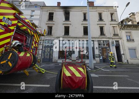 Une femme de 57 ans a été gravement brûlée par le feu dans son appartement, avenue du XXÃ¨me corps à Nancy. En début de matinée de lundi, un incendie accidentel s'est propagé en peu de temps dans l'hébergement comprenant deux pièces de 50 mètres carrés, situé 40 avenue du XXÃ¨me corps. Les pompiers sont rapidement intervenus au moyen d'une grande échelle pour secourir la résidente qui pendait sur son balcon pour échapper à la flamme, et pour contenir l'incendie, en utilisant deux tuyaux. L'appartement, qui comprenait deux chambres de 50 mètres carrés, a été complètement détruit par un incendie. Une femme de 57 ans a brûlé dans l'incendie de son apa Banque D'Images