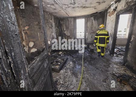 Une femme de 57 ans a été gravement brûlée par le feu dans son appartement, avenue du XXÃ¨me corps à Nancy. En début de matinée de lundi, un incendie accidentel s'est propagé en peu de temps dans l'hébergement comprenant deux pièces de 50 mètres carrés, situé 40 avenue du XXÃ¨me corps. Les pompiers sont rapidement intervenus au moyen d'une grande échelle pour secourir la résidente qui pendait sur son balcon pour échapper à la flamme, et pour contenir l'incendie, en utilisant deux tuyaux. L'appartement, qui comprenait deux chambres de 50 mètres carrés, a été complètement détruit par un incendie. Une femme de 57 ans a brûlé dans l'incendie de son apa Banque D'Images