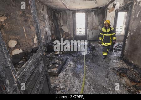 Une femme de 57 ans a été gravement brûlée par le feu dans son appartement, avenue du XXÃ¨me corps à Nancy. En début de matinée de lundi, un incendie accidentel s'est propagé en peu de temps dans l'hébergement comprenant deux pièces de 50 mètres carrés, situé 40 avenue du XXÃ¨me corps. Les pompiers sont rapidement intervenus au moyen d'une grande échelle pour secourir la résidente qui pendait sur son balcon pour échapper à la flamme, et pour contenir l'incendie, en utilisant deux tuyaux. L'appartement, qui comprenait deux chambres de 50 mètres carrés, a été complètement détruit par un incendie. Une femme de 57 ans a brûlé dans l'incendie de son apa Banque D'Images