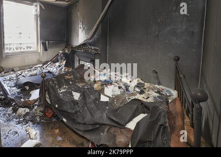 Une femme de 57 ans a été gravement brûlée par le feu dans son appartement, avenue du XXÃ¨me corps à Nancy. En début de matinée de lundi, un incendie accidentel s'est propagé en peu de temps dans l'hébergement comprenant deux pièces de 50 mètres carrés, situé 40 avenue du XXÃ¨me corps. Les pompiers sont rapidement intervenus au moyen d'une grande échelle pour secourir la résidente qui pendait sur son balcon pour échapper à la flamme, et pour contenir l'incendie, en utilisant deux tuyaux. L'appartement, qui comprenait deux chambres de 50 mètres carrés, a été complètement détruit par un incendie. Une femme de 57 ans a brûlé dans l'incendie de son apa Banque D'Images