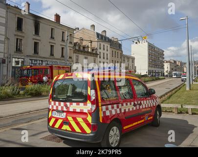 Une femme de 57 ans a été gravement brûlée par le feu dans son appartement, avenue du XXÃ¨me corps à Nancy. En début de matinée de lundi, un incendie accidentel s'est propagé en peu de temps dans l'hébergement comprenant deux pièces de 50 mètres carrés, situé 40 avenue du XXÃ¨me corps. Les pompiers sont rapidement intervenus au moyen d'une grande échelle pour secourir la résidente qui pendait sur son balcon pour échapper à la flamme, et pour contenir l'incendie, en utilisant deux tuyaux. L'appartement, qui comprenait deux chambres de 50 mètres carrés, a été complètement détruit par un incendie. Une femme de 57 ans a brûlé dans l'incendie de son apa Banque D'Images