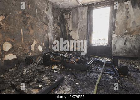 Une femme de 57 ans a été gravement brûlée par le feu dans son appartement, avenue du XXÃ¨me corps à Nancy. En début de matinée de lundi, un incendie accidentel s'est propagé en peu de temps dans l'hébergement comprenant deux pièces de 50 mètres carrés, situé 40 avenue du XXÃ¨me corps. Les pompiers sont rapidement intervenus au moyen d'une grande échelle pour secourir la résidente qui pendait sur son balcon pour échapper à la flamme, et pour contenir l'incendie, en utilisant deux tuyaux. L'appartement, qui comprenait deux chambres de 50 mètres carrés, a été complètement détruit par un incendie. Une femme de 57 ans a brûlé dans l'incendie de son apa Banque D'Images