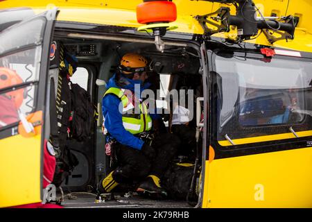 Équipe d'intervention d'urgence en montagne. Parmi ses missions, la police nationale française assure le sauvetage en montagne avec le soutien de pilotes d'hélicoptères de sécurité civile et de médecins SAMU, notamment à Isère sur l'Alpe d'Huez Altiport - Henri Giraud (LFHU) Banque D'Images