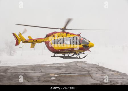 Équipe d'intervention d'urgence en montagne. Parmi ses missions, la police nationale française assure le sauvetage en montagne avec le soutien de pilotes d'hélicoptères de sécurité civile et de médecins SAMU, notamment à Isère sur l'Alpe d'Huez Altiport - Henri Giraud (LFHU) Banque D'Images