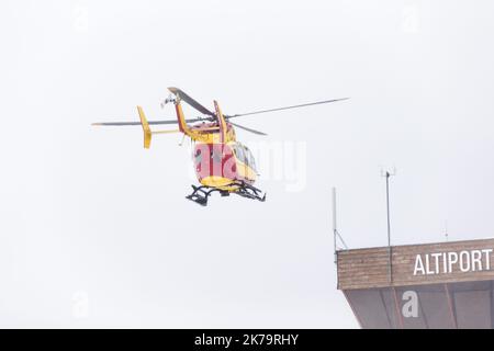 Équipe d'intervention d'urgence en montagne. Parmi ses missions, la police nationale française assure le sauvetage en montagne avec le soutien de pilotes d'hélicoptères de sécurité civile et de médecins SAMU, notamment à Isère sur l'Alpe d'Huez Altiport - Henri Giraud (LFHU) Banque D'Images