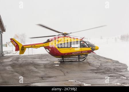 Équipe d'intervention d'urgence en montagne. Parmi ses missions, la police nationale française assure le sauvetage en montagne avec le soutien de pilotes d'hélicoptères de sécurité civile et de médecins SAMU, notamment à Isère sur l'Alpe d'Huez Altiport - Henri Giraud (LFHU) Banque D'Images