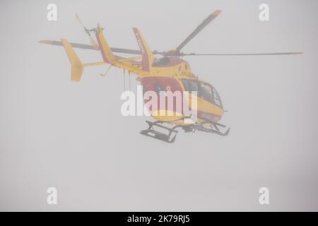 Équipe d'intervention d'urgence en montagne. Parmi ses missions, la police nationale française assure le sauvetage en montagne avec le soutien de pilotes d'hélicoptères de sécurité civile et de médecins SAMU, notamment à Isère sur l'Alpe d'Huez Altiport - Henri Giraud (LFHU) Banque D'Images