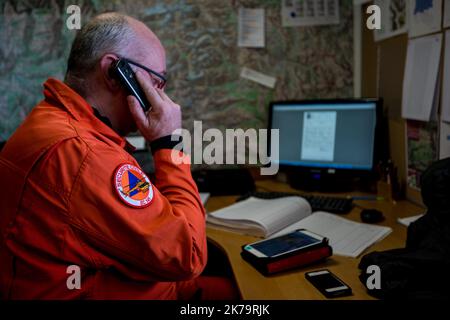 Équipe d'intervention d'urgence en montagne. Parmi ses missions, la police nationale française assure le sauvetage en montagne avec le soutien de pilotes d'hélicoptères de sécurité civile et de médecins SAMU, notamment à Isère sur l'Alpe d'Huez Altiport - Henri Giraud (LFHU) Banque D'Images