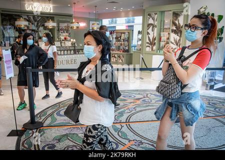 Le grand magasin Printemps Haussmann rouvre après avoir été verrouillé sur 28 mai 2020 à Paris, en France. Banque D'Images