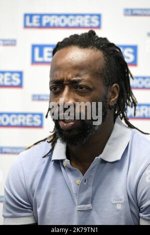 Sidney Govou participe à la représentation en direct du Prograv¨à Lyon sur 2 juin 2020 - Sidney Govou, ancien joueur professionnel de football, répond aux questions des lecteurs du Prograv¨à Lyon lors d'un Live Facebook dédié à l'Olympique Lyonnais et à ses nouvelles. Banque D'Images