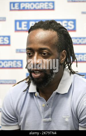 Sidney Govou participe à la représentation en direct du Prograv¨à Lyon sur 2 juin 2020 - Sidney Govou, ancien joueur professionnel de football, répond aux questions des lecteurs du Prograv¨à Lyon lors d'un Live Facebook dédié à l'Olympique Lyonnais et à ses nouvelles. Banque D'Images