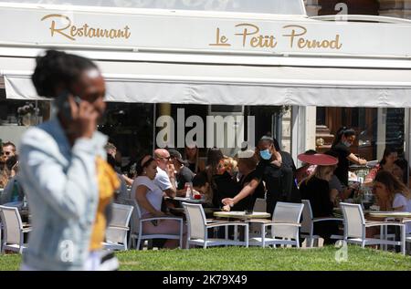 2020/06/06. Illustrations sur le deuxième week-end post-unlockment à MarseilleÂ©PHOTOPQR/LA PROVENCE/VALERIE VREL ; Marseille ; 06/06/2020 ; illustrations sur le deuxià¨me week-end de post-confinement à Marseille. Les plages de Borély, la CanebiÃ¨re, le Vieux-Port, la file d'attente pour les navettes maritimes, les terrasses qui se présentent comme lieu de remaplir... Ici lerestaurant 'le petit Pernod' situé quai du Port. - 2020/06/06. Illustrations du deuxième week-end post-unloLockDown à Marseille Banque D'Images