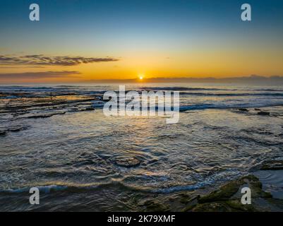 Lever du soleil sur l'océan à la plage de Flat Rock, près des bains de l'océan à Newcastle, Nouvelle-Galles du Sud, Australie. Banque D'Images