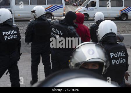 Belgique / Bruxelles / Bruxelles - des incidents ont eu lieu à la fin du rassemblement contre la violence policière qui avait rassemblé environ 10 000 participants. Des centaines de personnes, selon certaines sources, ont écrasé des vitrines de magasins, pillé des boutiques et brûlé des poubelles avant de faire face à la police dans le district de Matongue. Plusieurs arrestations ont eu lieu jusque tard dans la soirée. Banque D'Images