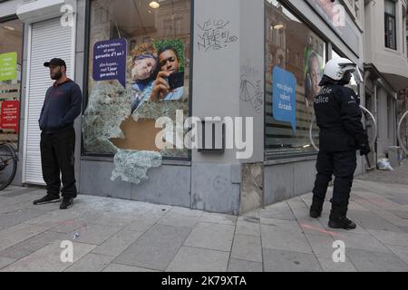 Belgique / Bruxelles / Bruxelles - des incidents ont eu lieu à la fin du rassemblement contre la violence policière qui avait rassemblé environ 10 000 participants. Des centaines de personnes, selon certaines sources, ont écrasé des vitrines de magasins, pillé des boutiques et brûlé des poubelles avant de faire face à la police dans le district de Matongue. Plusieurs arrestations ont eu lieu jusque tard dans la soirée. Banque D'Images