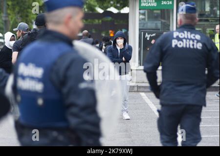 Belgique / Bruxelles / Bruxelles - des incidents ont eu lieu à la fin du rassemblement contre la violence policière qui avait rassemblé environ 10 000 participants. Des centaines de personnes, selon certaines sources, ont écrasé des vitrines de magasins, pillé des boutiques et brûlé des poubelles avant de faire face à la police dans le district de Matongue. Plusieurs arrestations ont eu lieu jusque tard dans la soirée. Banque D'Images