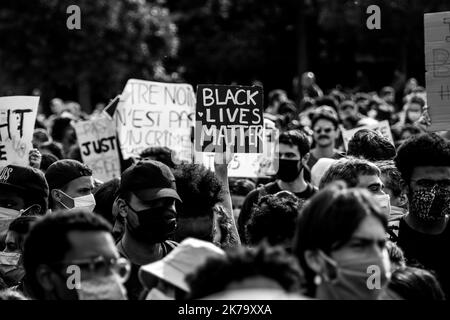 France / Ile-de-France (région) / Paris - le signe de la vie noire est brandi par un manifestant lors du rassemblement contre la violence policière et le racisme sur le champ de Mars. De récentes enquêtes sur le racisme dans la police viennent d'être publiées dans la presse française et trouvent écho à la mort de George Floyd aux États-Unis. Dans de nombreux pays, des manifestations ont lieu en réponse à la mort de George Floyd, décédé lors de son arrestation par un policier blanc, Derek Chauvin, sur 25 mai 2020 à Minneapolis, Minnesota, aux États-Unis. Banque D'Images