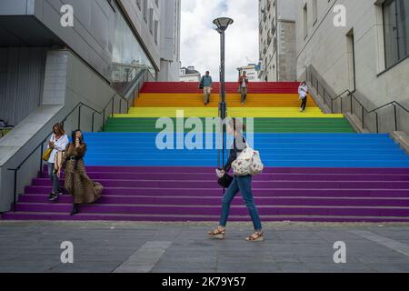 Nantes; 06/08/2020; LGBT. Après les dégradations successives, les marches des prides de Nantes, escalier de la rue de Beaurepaire, viennent d'être repeintes dans les couleurs du combat homosexuel par les militants de Nosig-LGBT pour le mois de la fierté. Photo Olivier Lanrivain Banque D'Images