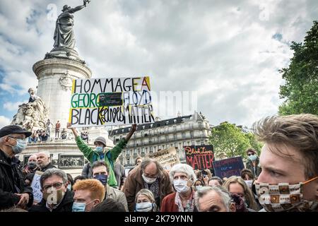 France / Ile-de-France (région) / Paris - Mardi, 9 juin 2020 : Le jour des funérailles de George Floyd aux États-Unis, asphyxiées par un policier sur 25 mai 2020, quelques milliers de personnes se sont rendus à la place de la République à Paris pour rendre hommage à l'appel de SOS racisme. Banque D'Images