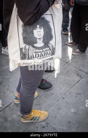 France / Ile-de-France (région) / Paris - Mardi, 9 juin 2020 : Le jour des funérailles de George Floyd aux États-Unis, asphyxiées par un policier sur 25 mai 2020, quelques milliers de personnes se sont rendus à la place de la République à Paris pour rendre hommage à l'appel de SOS racisme. Banque D'Images