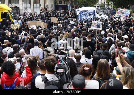2020/06/13 manifestation nationale le 13 juin demandant que la justice soit rendue en ce qui concerne la mort d'AdamaTraore, à Paris, France, 09 juin 2020. Adama Traore, 24 ans, est décédé en garde à vue en 2016 - bien qu'à ce jour, personne n'ait été inculpé, car les experts médicaux diffèrent sur la cause de la mort, certains soulignant l'utilisation du poids corporel des officiers en état d'arrestation pour le retenir, tandis que d'autres soupçonnent les problèmes de santé sous-jacents présumés d'Adama. Banque D'Images