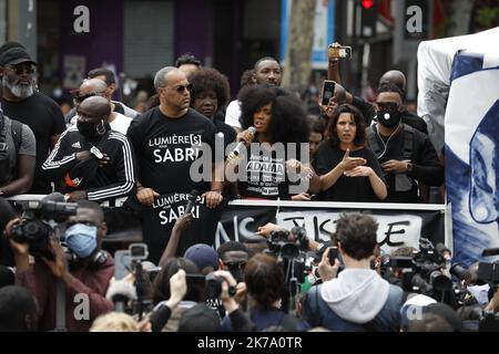 2020/06/13 manifestation nationale le 13 juin demandant que la justice soit rendue en ce qui concerne la mort d'AdamaTraore, à Paris, France, 09 juin 2020. Adama Traore, 24 ans, est décédé en garde à vue en 2016 - bien qu'à ce jour, personne n'ait été inculpé, car les experts médicaux diffèrent sur la cause de la mort, certains soulignant l'utilisation du poids corporel des officiers en état d'arrestation pour le retenir, tandis que d'autres soupçonnent les problèmes de santé sous-jacents présumés d'Adama. Banque D'Images