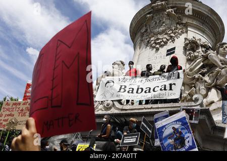 2020/06/13 manifestation nationale le 13 juin demandant que la justice soit rendue en ce qui concerne la mort d'AdamaTraore, à Paris, France, 09 juin 2020. Adama Traore, 24 ans, est décédé en garde à vue en 2016 - bien qu'à ce jour, personne n'ait été inculpé, car les experts médicaux diffèrent sur la cause de la mort, certains soulignant l'utilisation du poids corporel des officiers en état d'arrestation pour le retenir, tandis que d'autres soupçonnent les problèmes de santé sous-jacents présumés d'Adama. Banque D'Images