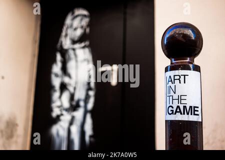 L'une des œuvres de Banksy. L'artiste vient de faire sa première visite à Paris. Ici, un de ses pochoirs montre une jeune fille qui semble pleurer. Il est enveloppé dans une sorte de carénage. Le pochoir a été fait sur une porte menant au Bataclan, la salle de concert, la cible d'une attaque djihadiste qui a laissé 90 morts sur 13 novembre 2015. 26 juin 2018. Paris. France. Banque D'Images