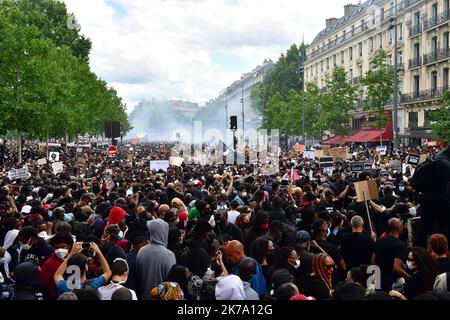 Manifestation nationale le 13 juin demandant que justice soit rendue à l'occasion de la mort de son frère Adama Traore, à Paris, France, le 09 juin 2020. Adama Traore, 24 ans, est décédé en garde à vue en 2016 - bien qu'à ce jour, personne n'ait été inculpé, car les experts médicaux diffèrent sur la cause de la mort, certains soulignant l'utilisation du poids corporel des officiers en état d'arrestation pour le retenir, tandis que d'autres soupçonnent les problèmes de santé sous-jacents présumés d'Adama. Banque D'Images