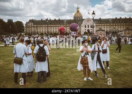 - Olivier Donnars / le Pictorium / MAXPPP - Olivier Donnars / le Pictorium - 16/06/2020 - France / Ile-de-France / Paris - Comme partout en France, plusieurs milliers de médecins, Les aides-soignants et les infirmeurs ont manifesté entre le Ministere de la Sante et l'esplanades des Invalides pour rappeler le gouvernement a ses messages sur l'hôpital, en plein 'Segur de la sante'. / 16/06/2020 - France / Ile-de-France (région) / Paris - Paris, le 16 juin 2020. Comme partout en France, plusieurs milliers de médecins, infirmières et infirmiers ont manifesté entre le ministère de la Santé et les Invalides espl Banque D'Images