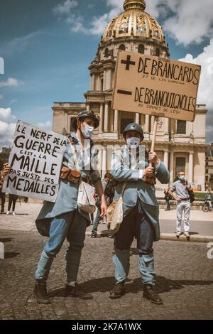 - Olivier Donnars / le Pictorium / MAXPPP - Olivier Donnars / le Pictorium - 16/06/2020 - France / Ile-de-France / Paris - Comme partout en France, plusieurs milliers de médecins, Les aides-soignants et les infirmeurs ont manifesté entre le Ministere de la Sante et l'esplanades des Invalides pour rappeler le gouvernement a ses messages sur l'hôpital, en plein 'Segur de la sante'. / 16/06/2020 - France / Ile-de-France (région) / Paris - Paris, le 16 juin 2020. Comme partout en France, plusieurs milliers de médecins, infirmières et infirmiers ont manifesté entre le Ministère de la Santé et les Invalides esp Banque D'Images